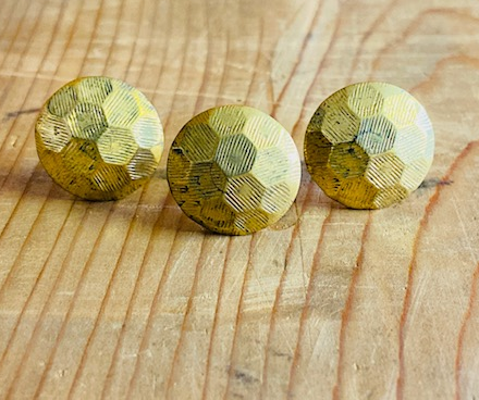 アンティーク金具 飾り鋲 飾り釘 亀甲型 真鍮 金(10個入) | 昭和金物 